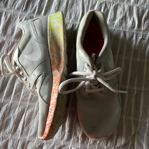Grey w/ colorful soles Nikes - Picture 8 of 8